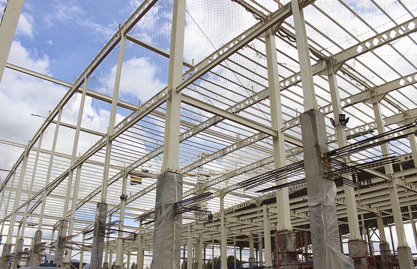 Pahami kompleksitas fabrikasi baja untuk proyek long-span. Ketahui bagaimana Welded H-Beam yang dioptimalkan dan teknologi presisi dari fabrikator terpercaya mampu mengatasi tantangan defleksi dan logistik konstruksi baja raksasa.