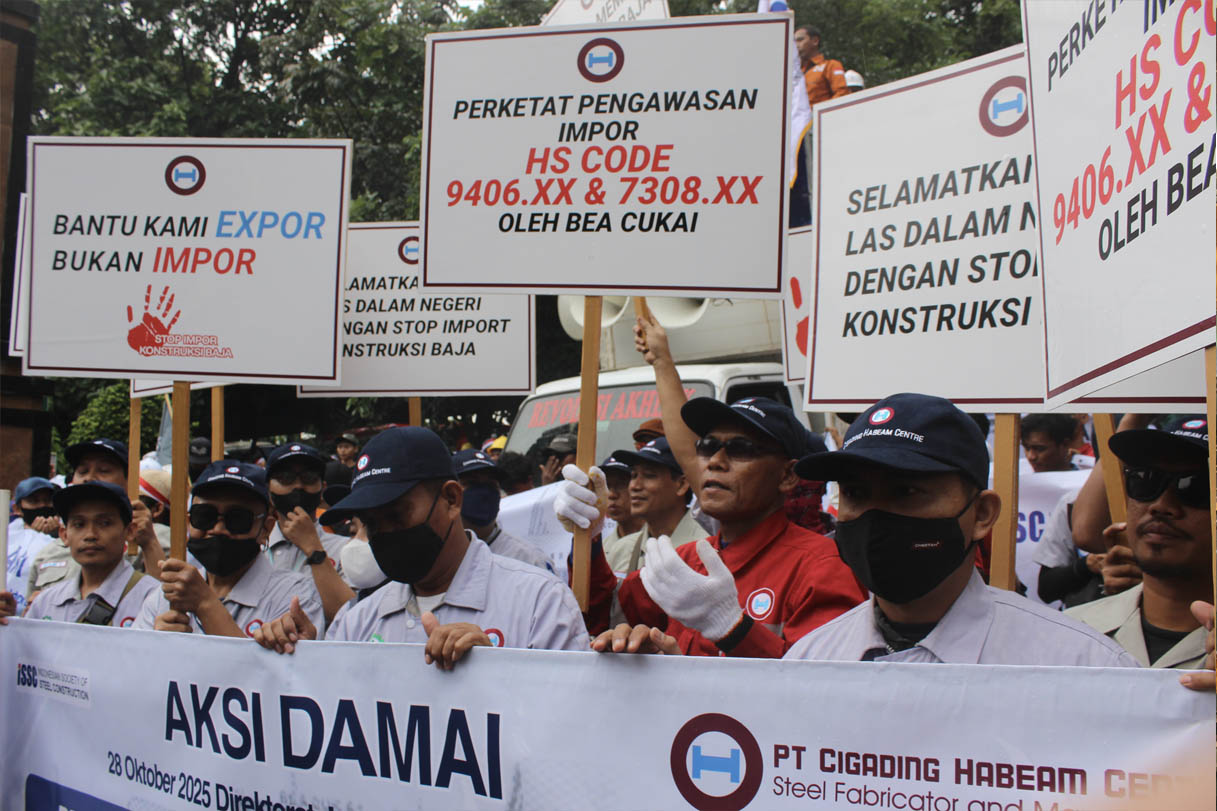 Pelajari mengapa maraknya baja PEB impor yang masuk melalui jalur ilegal dan penyalahgunaan izin impor (SPI) menjadi ancaman serius bagi industri fabrikasi baja nasional. Pilih baja bersertifikasi SNI untuk proyek Anda.